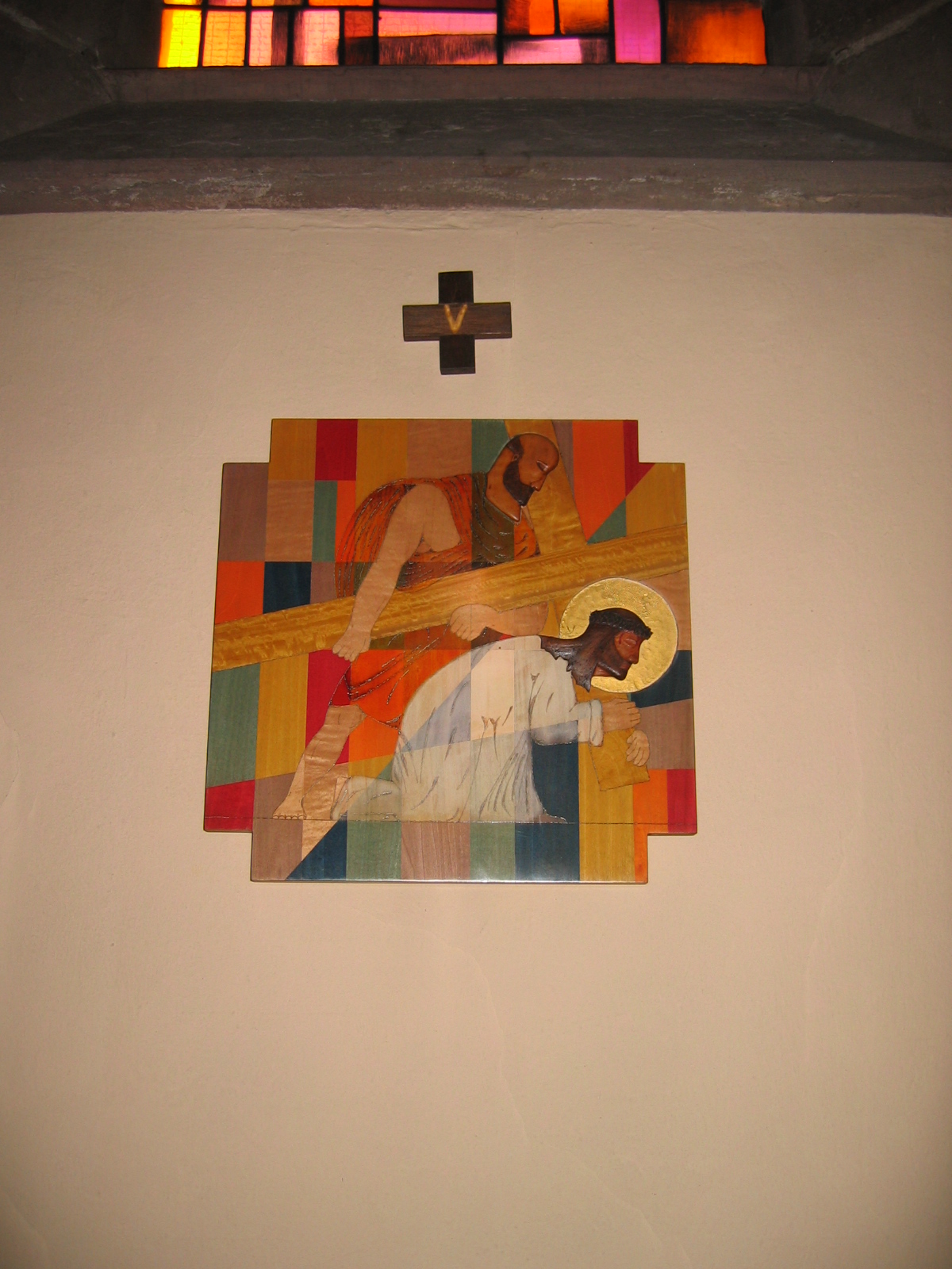 E5 Simon de Cyr�ne aide J�sus � porter sa croix.jpg